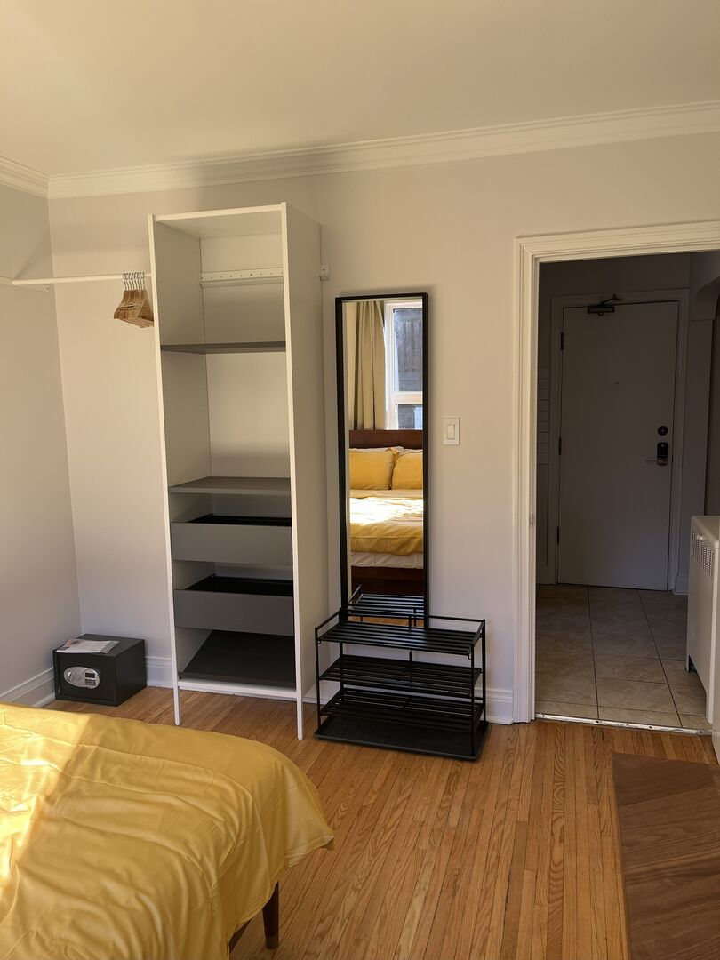 Private Bedroom + Shared Bathroom - Markdale - Village Comfort Deluxe - Gallery - 3