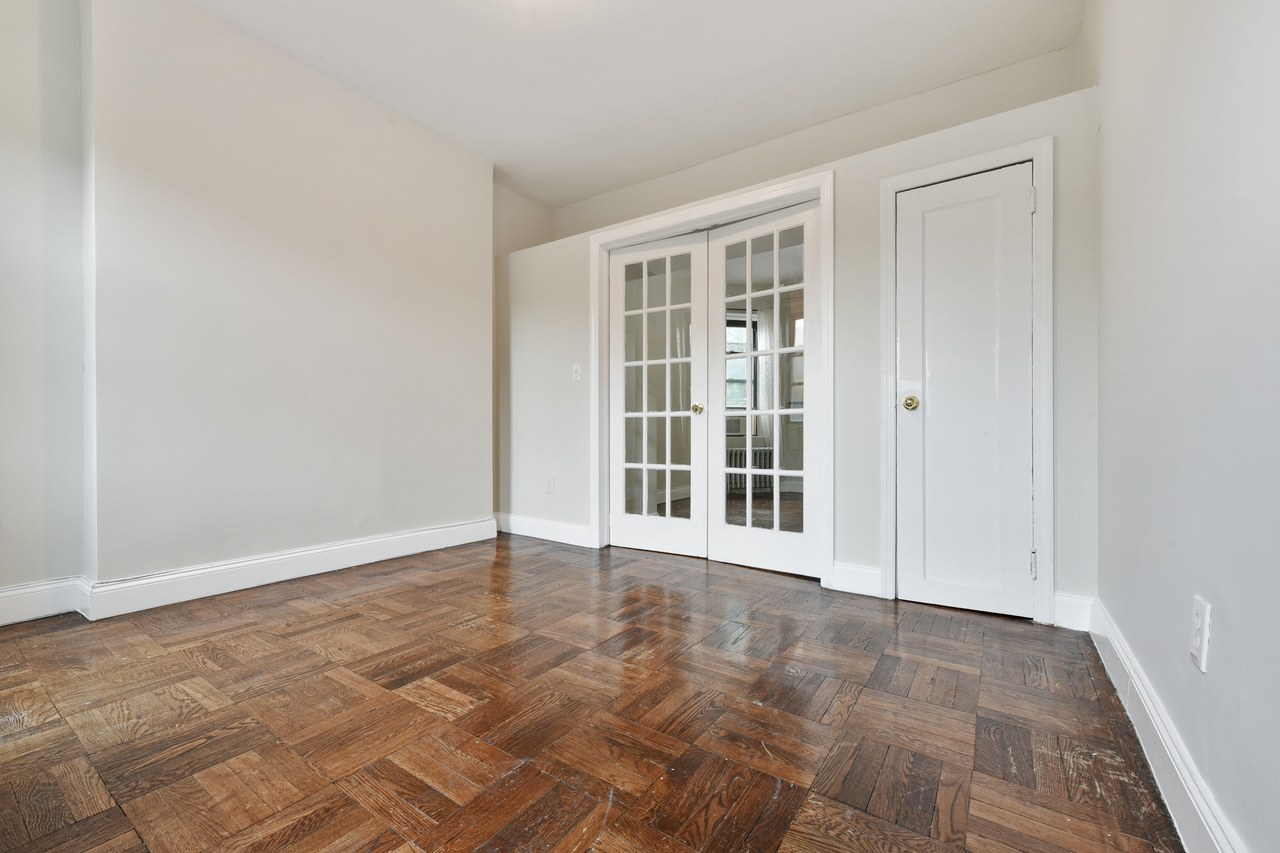  #564: East Village - 1 Bedroom (Queen)  -  #564: East Village  - Gallery -  3