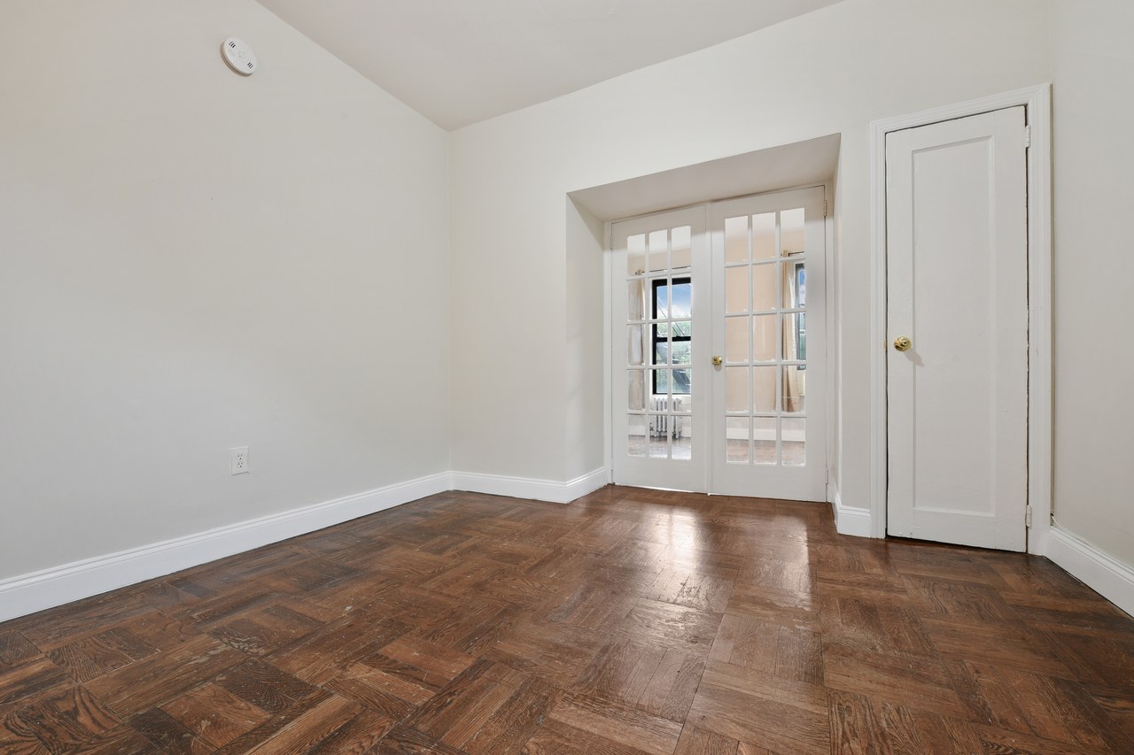  #564: East Village - 1 Bedroom (Queen)  -  #564: East Village  - Gallery -  9