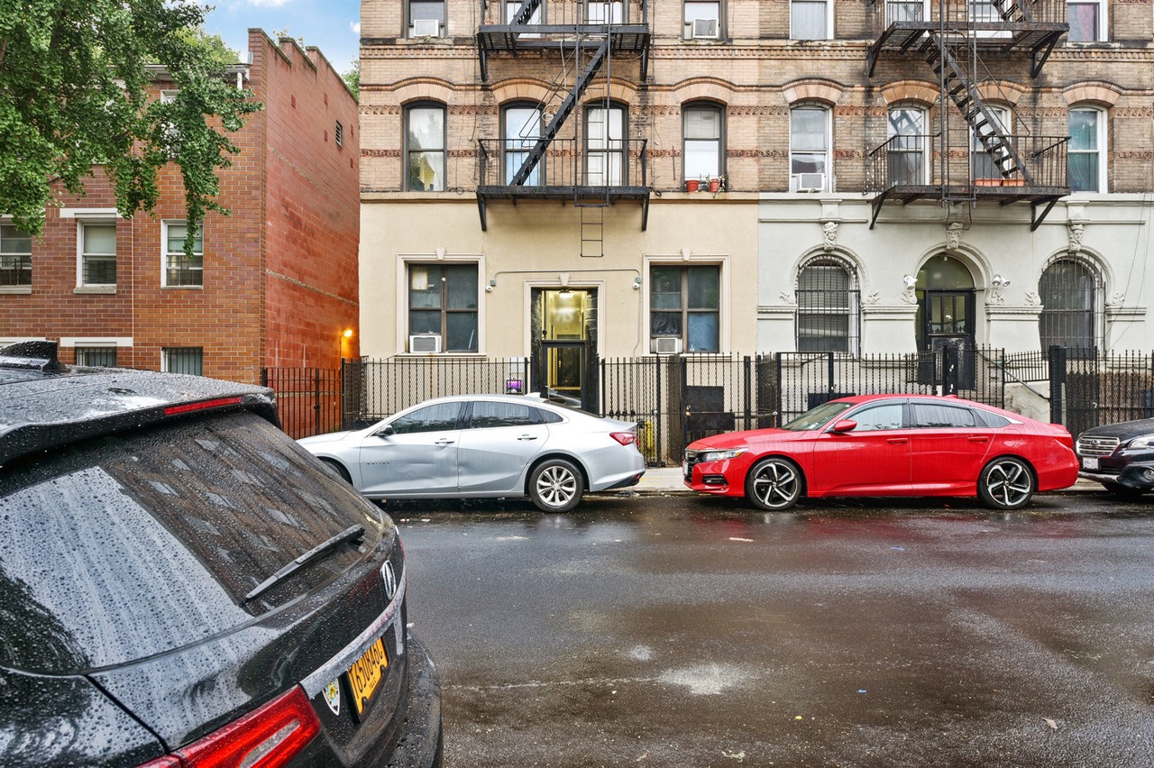  #564: East Village - 1 Bedroom (Queen)  -  #564: East Village  - Gallery -  1