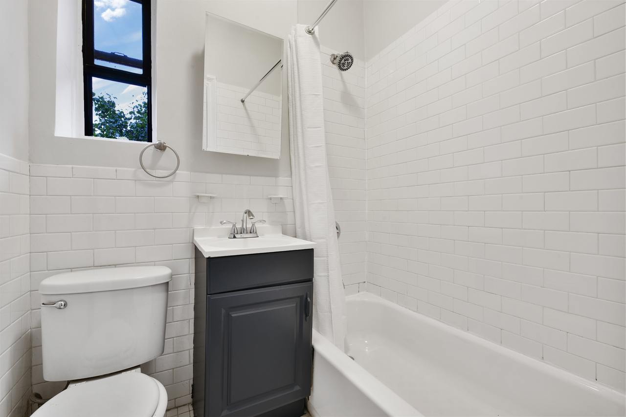  #564: East Village - 1 Bedroom (Queen)  -  #564: East Village  - Gallery -  7