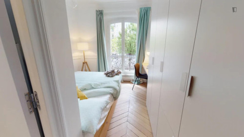 Excellent double ensuite bedroom in Puteaux
