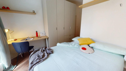 Excellent double ensuite bedroom in Puteaux