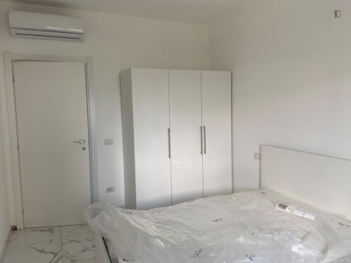 Single bedroom in 3-bedroom apartment