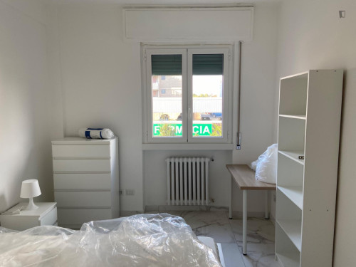 Single bedroom in 3-bedroom apartment