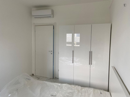 Single bedroom in 3-bedroom apartment