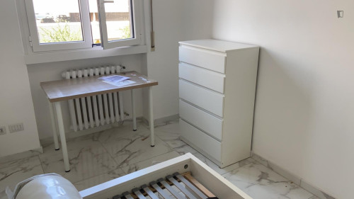 Single bedroom in 3-bedroom apartment