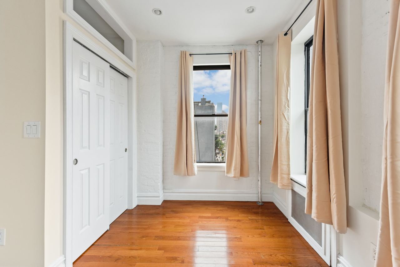  #737: Columbus Circle - Queen Bedroom A  -  #737: Columbus Circle  - Gallery -  3