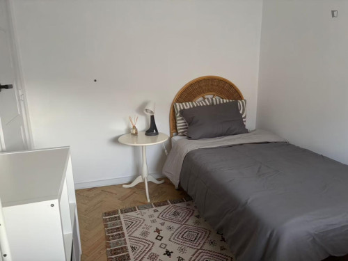 Pleasant single bedroom in Alvalade