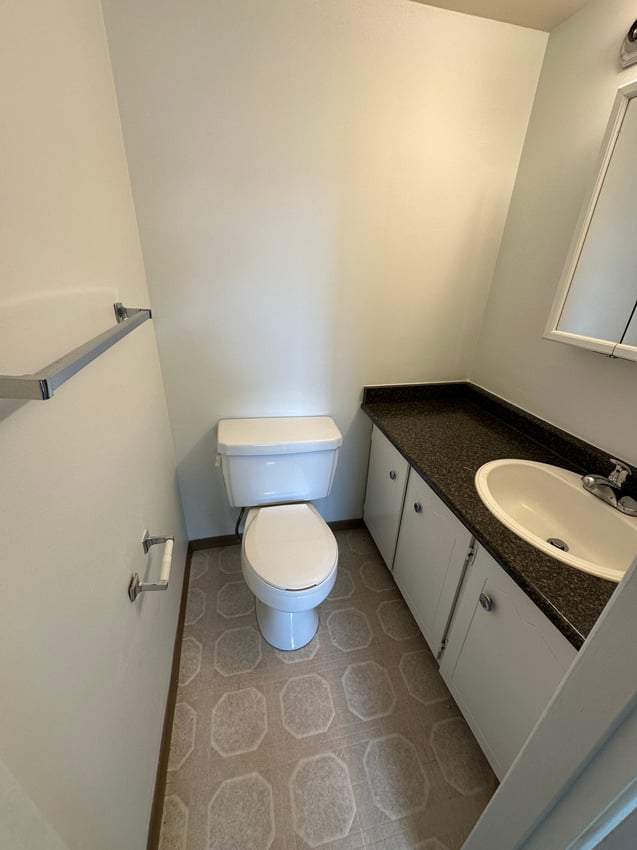 395 - Deluxe Room With Powder Room - 8