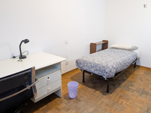 Single bedroom, with balcony, in 3-bedroom apartment