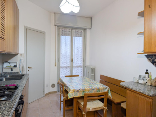 Single bedroom, with balcony, in 3-bedroom apartment