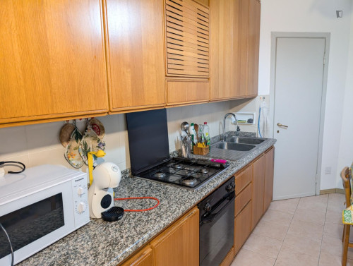 Single bedroom, with balcony, in 3-bedroom apartment