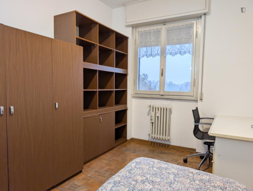 Single bedroom, with balcony, in 3-bedroom apartment