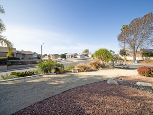 Beautiful bright modern home (R1)