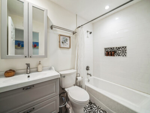 Beautiful bright modern home (R1)