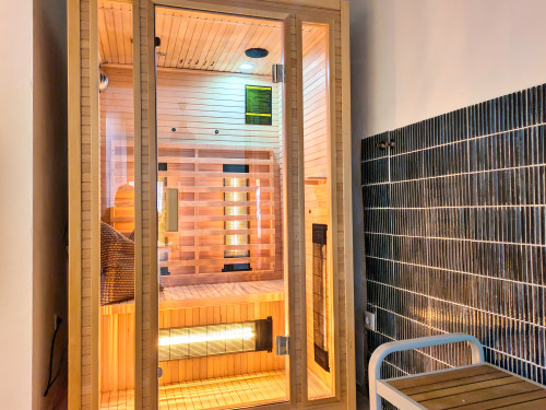 High-End Designer Apartment with Sauna – Walking Distance to WHU