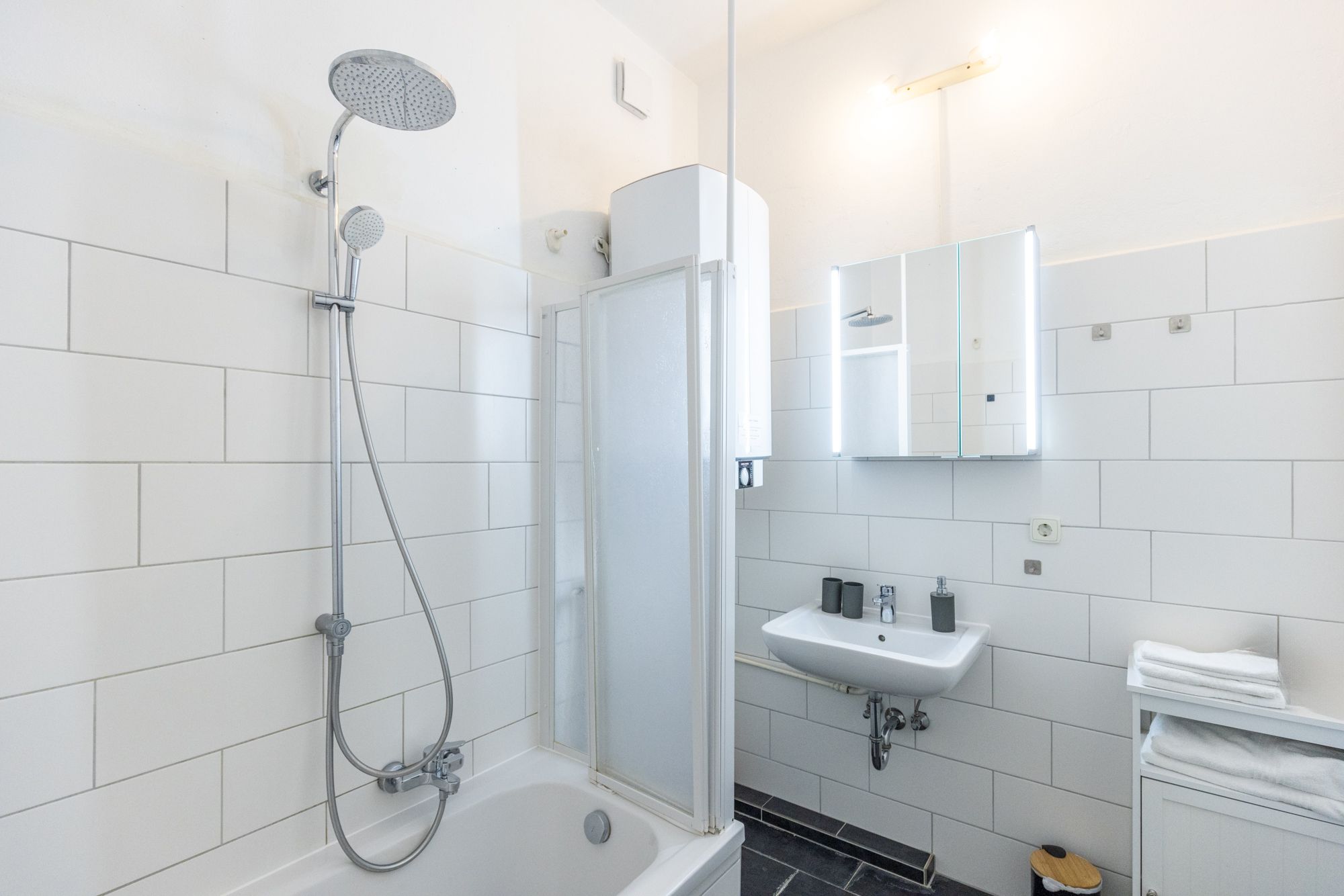 Bright & Spacious 2-Room Ground Floor Apartment | Fully Furnished - 6