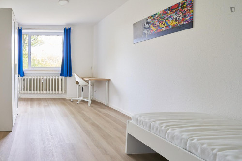 Spacious single bedroom in Wersten
