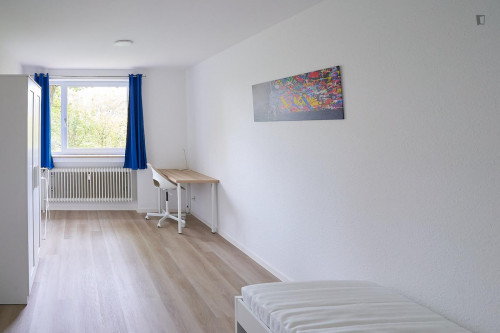 Spacious single bedroom in Wersten