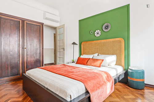 Inviting double bedroom next to the Parque Eduardo VII