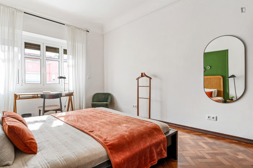 Inviting double bedroom next to the Parque Eduardo VII