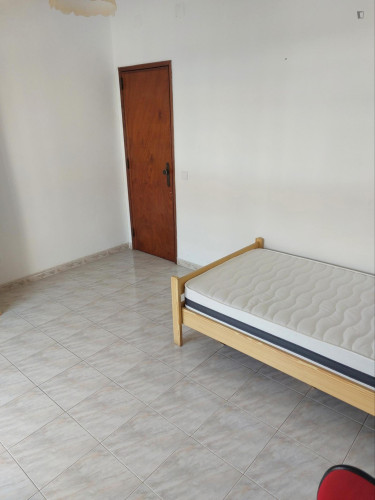 Nice Single Bedroom with a balcony close to Alhos Vedros Train Station