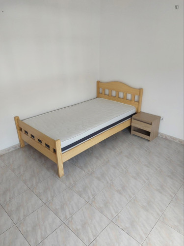 Nice Single Bedroom with a balcony close to Alhos Vedros Train Station