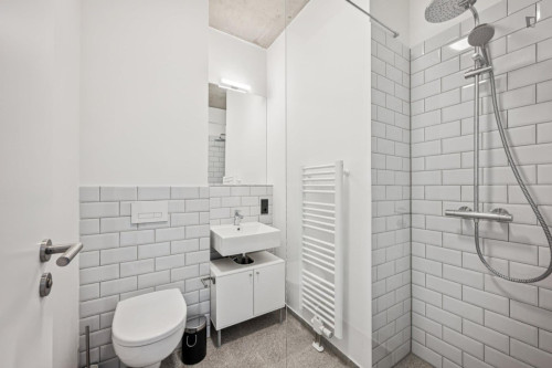 Pleasant single ensuite bedroom in Moabit