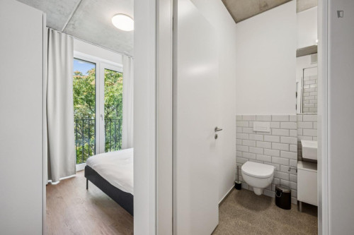 Pleasant single ensuite bedroom in Moabit