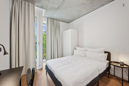 Brilliant single bedroom in trendy Moabti