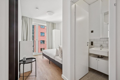 Alluring single ensuite bedroom in Moabit