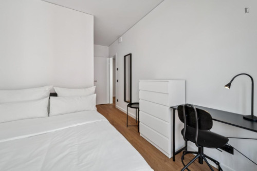 Alluring single ensuite bedroom in Moabit