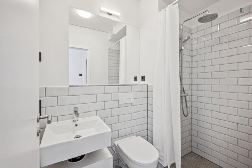 Alluring single ensuite bedroom in Moabit