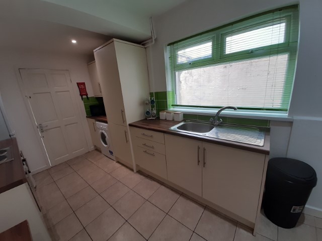 3 Bedrooms - Shared Kitchen, Bathroom & Lounge - 25 Athol Street - Gallery - 3