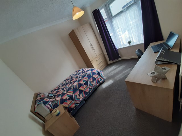  3 Bedrooms - Shared Kitchen, Bathroom & Lounge  -  25 Athol Street  - Gallery -  10