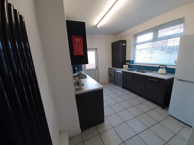  3 Bedrooms - Shared Kitchen, Bathroom & Lounge  -  174 Parliament Road  - Gallery -  6