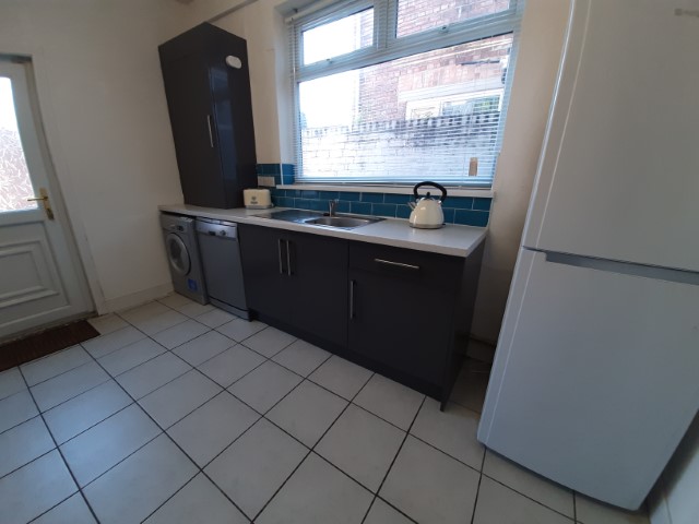  3 Bedrooms - Shared Kitchen, Bathroom & Lounge  -  174 Parliament Road  - Gallery -  7