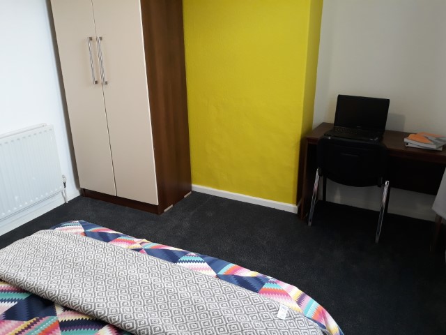  4 Bedrooms - Shared Kitchen, Bathroom & Lounge  -  135 Glebe Road  - Gallery -  24