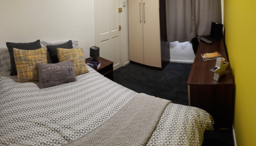  4 Bedrooms - Shared Kitchen, Bathroom & Lounge  -  135 Glebe Road  - Gallery -  10