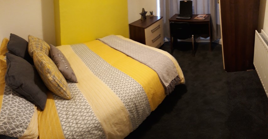  4 Bedrooms - Shared Kitchen, Bathroom & Lounge  -  135 Glebe Road  - Gallery -  18