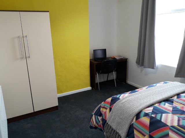  4 Bedrooms - Shared Kitchen, Bathroom & Lounge  -  135 Glebe Road  - Gallery -  13