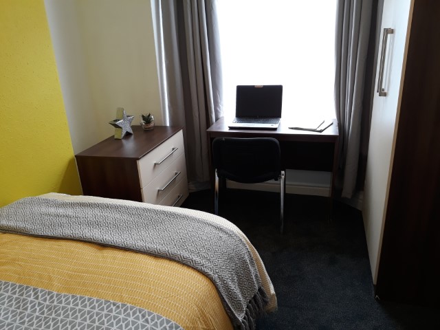  4 Bedrooms - Shared Kitchen, Bathroom & Lounge  -  135 Glebe Road  - Gallery -  4