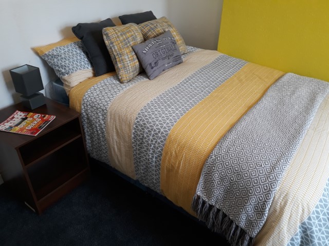  4 Bedrooms - Shared Kitchen, Bathroom & Lounge  -  135 Glebe Road  - Gallery -  19