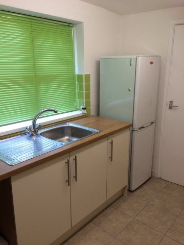 4 Bedrooms - Shared Kitchen, Bathroom & Lounge - 4