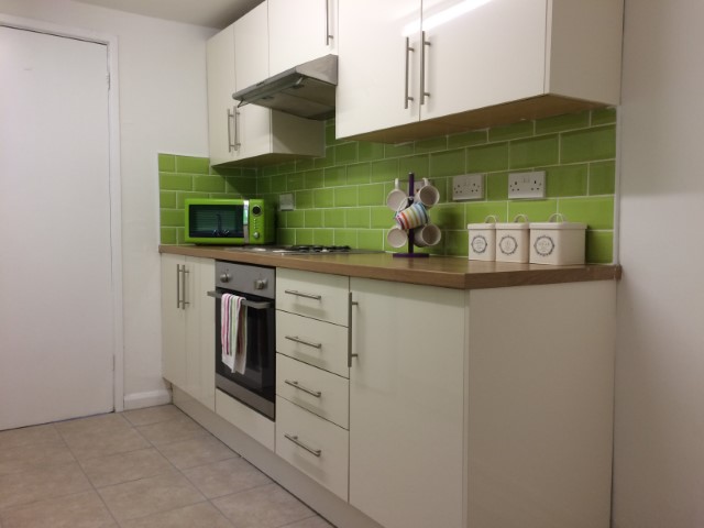 4 Bedrooms - Shared Kitchen, Bathroom & Lounge - 3