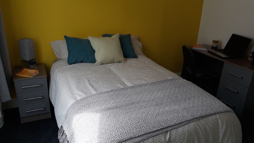 4 Bedrooms - Shared Kitchen, Bathroom & Lounge - 6