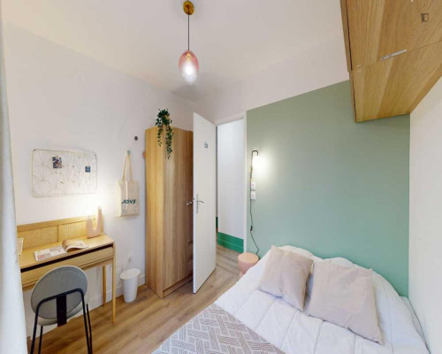 Alluring double bedroom in Hôpital-Saint-Louis