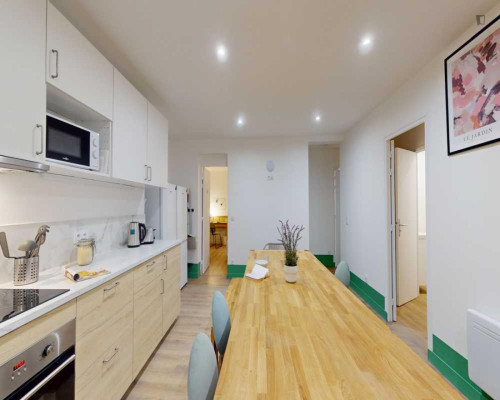 Alluring double bedroom in Hôpital-Saint-Louis