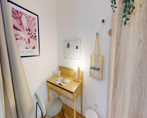 Alluring double bedroom in Hôpital-Saint-Louis